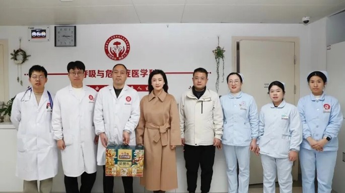 新年伊始，兴国县人民医院领导班子慰问一线干部职工